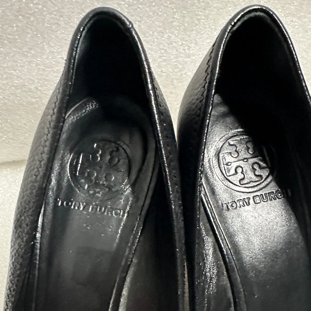 Tory Burch Black leather wedding with Gold Accent size 9